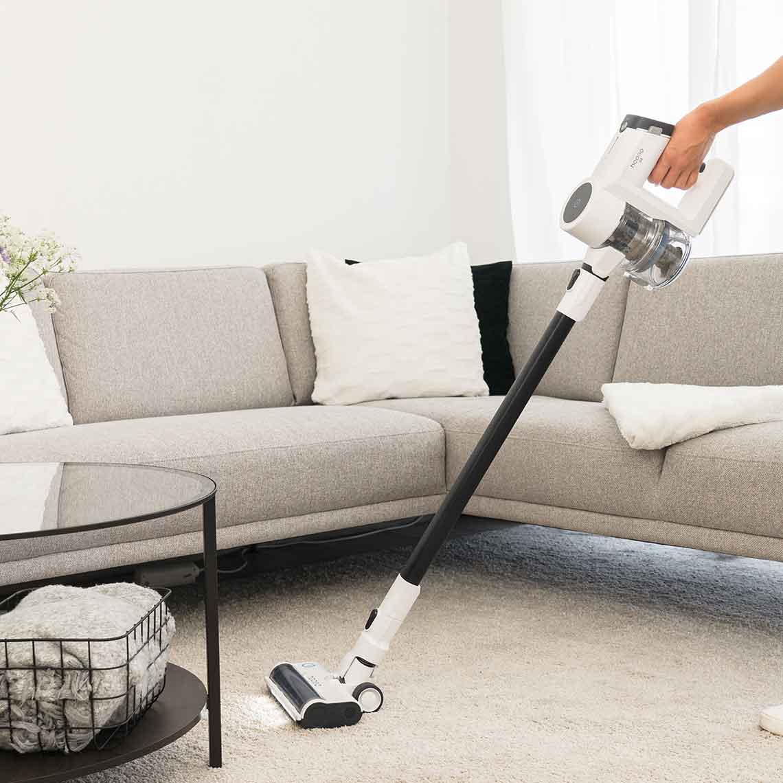 stielsauger-saugt-teppich-vor-sofa