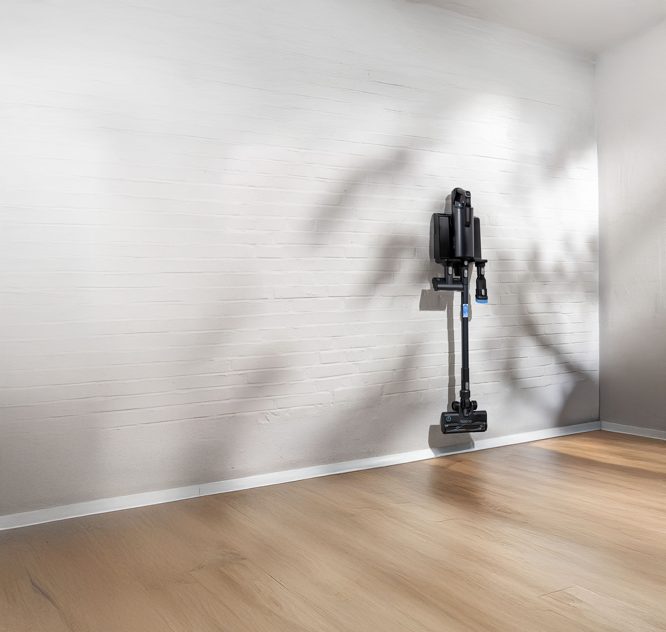 BS5 vor einer weißen Wand in der Wandhalterung